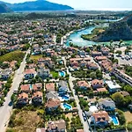 Hot Tub-fireplace-pets-sleeps 11-bbq-pool-parking Villa *