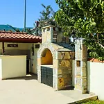 Hot Tub-fireplace-pets-sleeps 11-bbq-pool-parking
