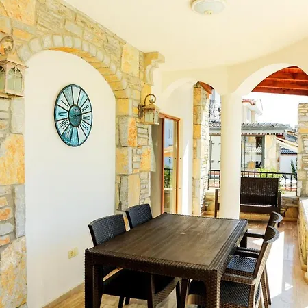 Villa Hot Tub-fireplace-pets-sleeps 11-bbq-pool-parking