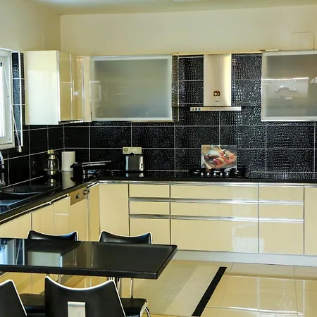 Hot Tub-fireplace-pets-sleeps 11-bbq-pool-parking Dalyan