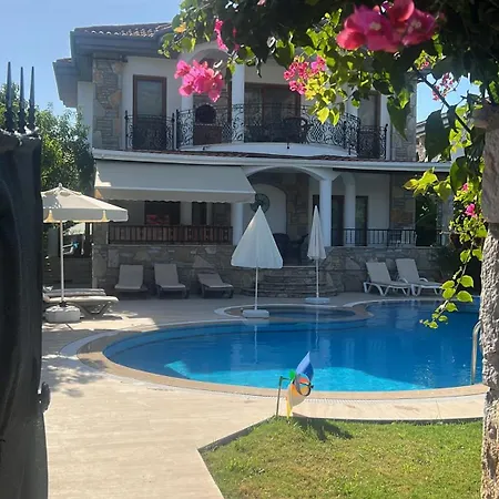 Hot Tub-fireplace-pets-sleeps 11-bbq-pool-parking * Dalyan