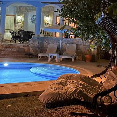 Hot Tub-fireplace-pets-sleeps 11-bbq-pool-parking Willa *