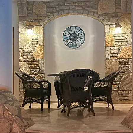 Willa Hot Tub-fireplace-pets-sleeps 11-bbq-pool-parking