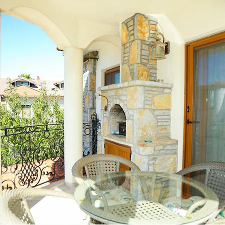 Hot Tub-fireplace-pets-sleeps 11-bbq-pool-parking Villa