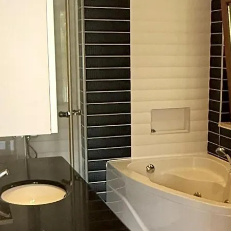 Hot Tub-fireplace-pets-sleeps 11-bbq-pool-parking Dalyan