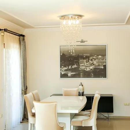 Hot Tub-fireplace-pets-sleeps 11-bbq-pool-parking Villa