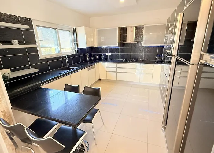 Hot Tub-fireplace-pets-sleeps 11-bbq-pool-parking * Dalyan