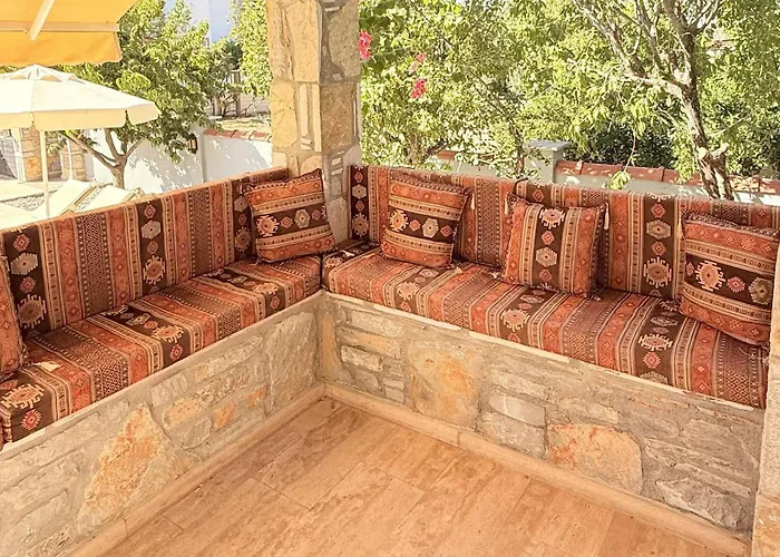 Villa Hot Tub-fireplace-pets-sleeps 11-bbq-pool-parking *