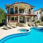 Hot Tub-fireplace-pets-sleeps 11-bbq-pool-parking Villa Dalyan