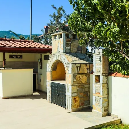 Hot Tub-fireplace-pets-sleeps 11-bbq-pool-parking