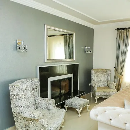 Hot Tub-fireplace-pets-sleeps 11-bbq-pool-parking * Dalyan