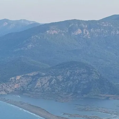 Hot Tub-fireplace-pets-sleeps 11-bbq-pool-parking *