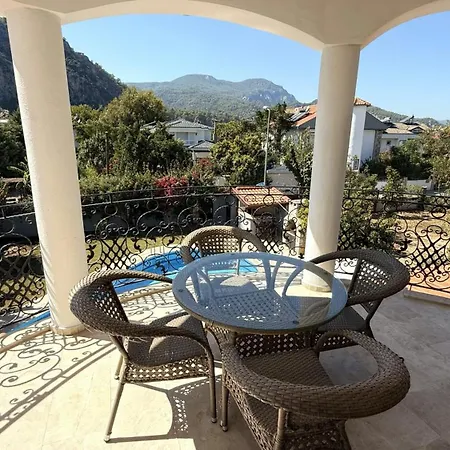 Villa Hot Tub-fireplace-pets-sleeps 11-bbq-pool-parking *