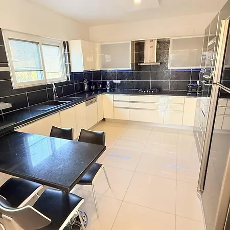 Hot Tub-fireplace-pets-sleeps 11-bbq-pool-parking * Dalyan