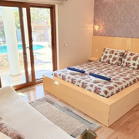 Villa Hot Tub-fireplace-pets-sleeps 11-bbq-pool-parking *