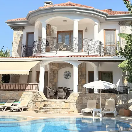 Hot Tub-fireplace-pets-sleeps 11-bbq-pool-parking Villa