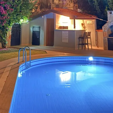 Hot Tub-fireplace-pets-sleeps 11-bbq-pool-parking *