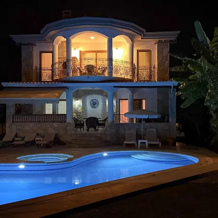 Hot Tub-fireplace-pets-sleeps 11-bbq-pool-parking Βίλα *