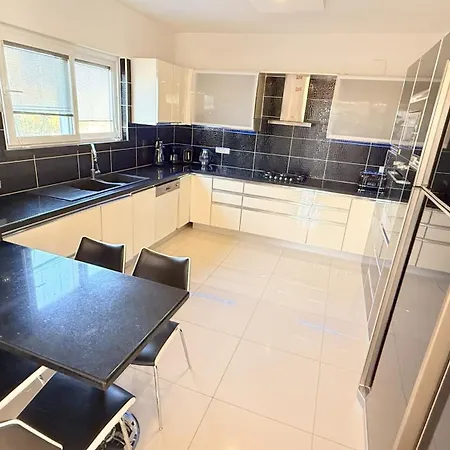 Hot Tub-fireplace-pets-sleeps 11-bbq-pool-parking Βίλα *