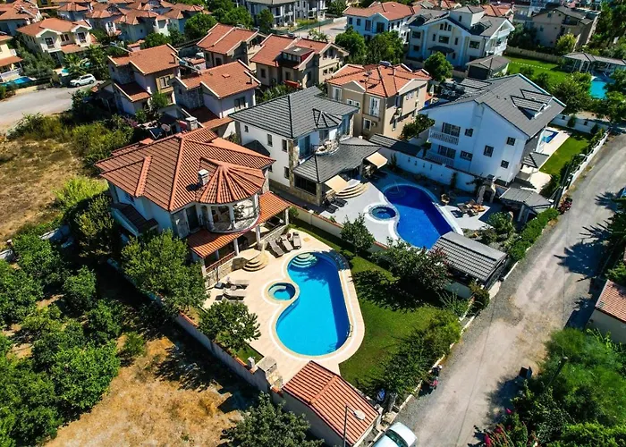 Villa Hot Tub-fireplace-pets-sleeps 11-bbq-pool-parking *