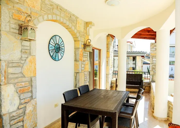 Villa Hot Tub-fireplace-pets-sleeps 11-bbq-pool-parking