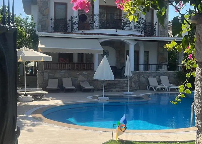 Hot Tub-fireplace-pets-sleeps 11-bbq-pool-parking * Dalyan
