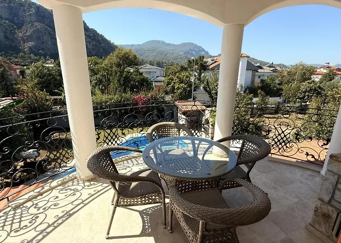 Villa Hot Tub-fireplace-pets-sleeps 11-bbq-pool-parking *