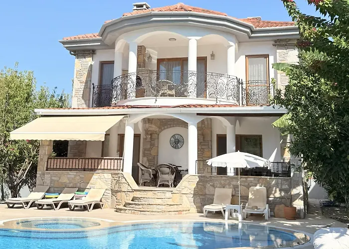 Hot Tub-fireplace-pets-sleeps 11-bbq-pool-parking Villa